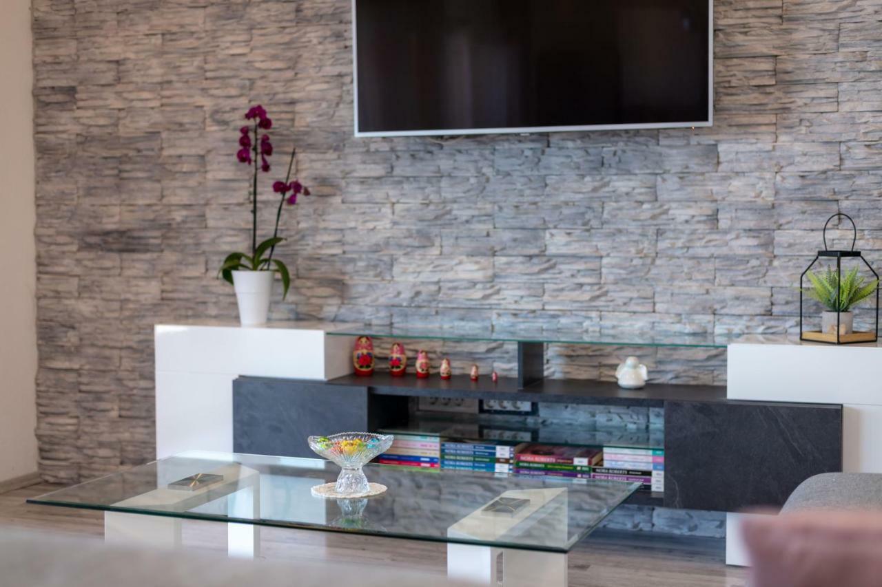 Luxury Apartment Nora โปดสตรานา ภายนอก รูปภาพ